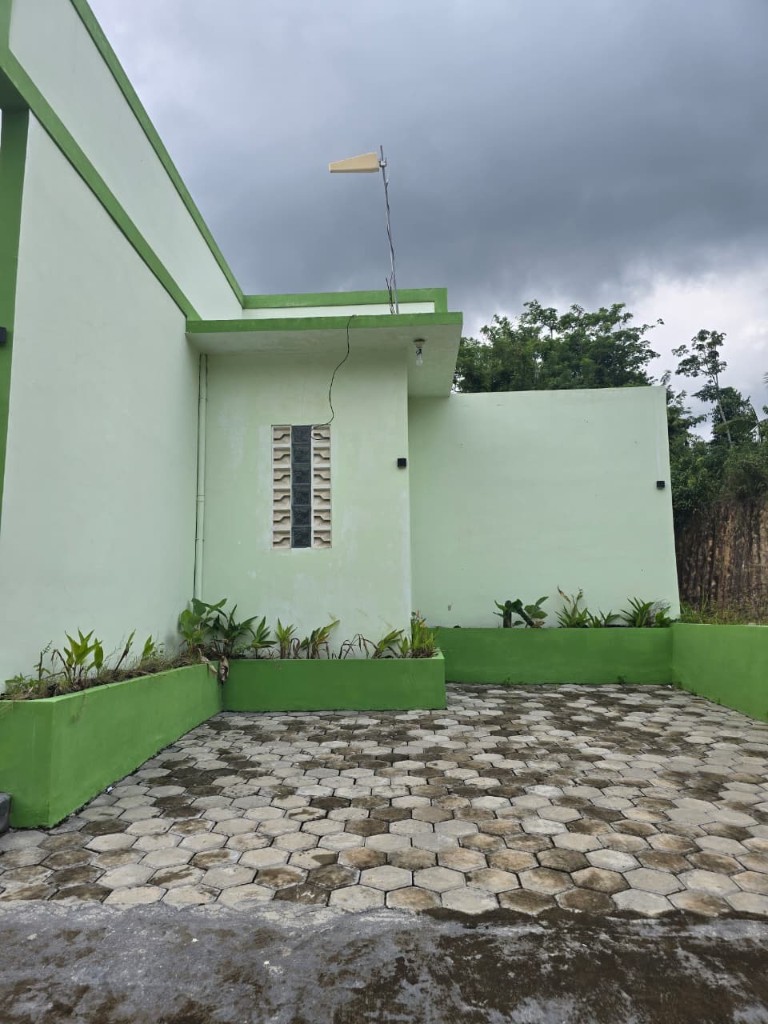 Kamar dengan kasur dan jendela